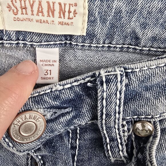 Shyanne Women’s Light Blue Bootcut Jeans Mid-Rise Distressed Hem Size 31 Short - Picture 4 of 10